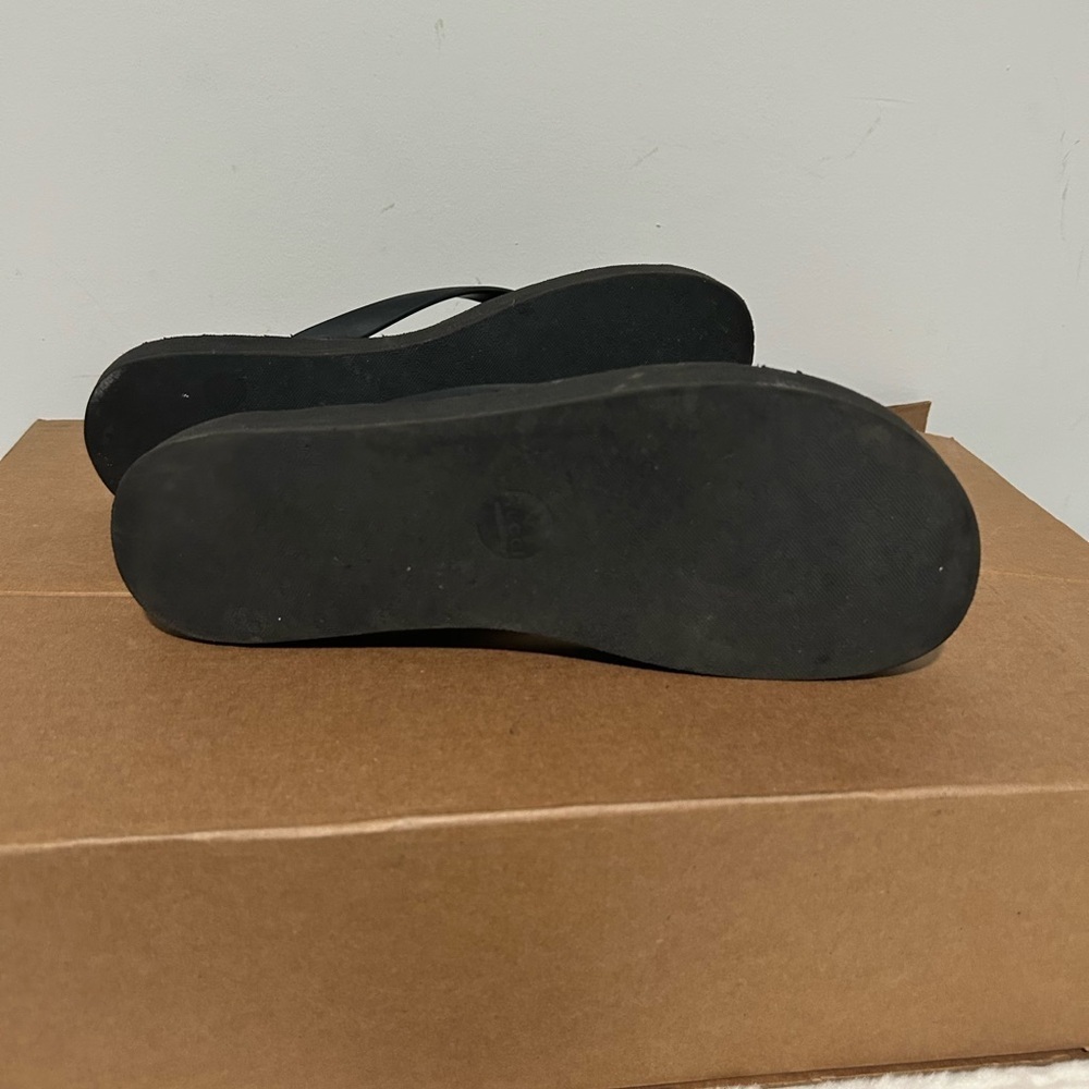Black Gucci Platform Flip Flop Sandals - Picture 4 of 5